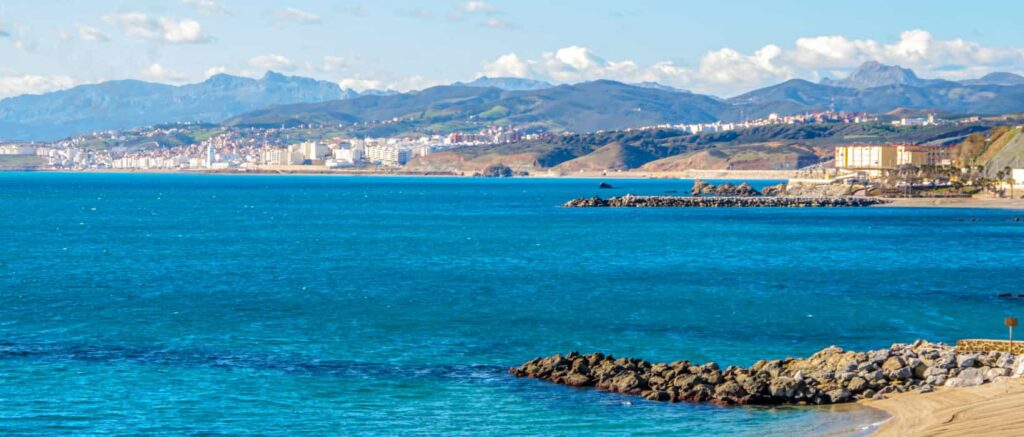 découvrez la beauté unique de sète et béjaïa, deux destinations envoûtantes où paysages marins, culture riche et traditions se rencontrent. explorez des plages idylliques, des sites historiques et une gastronomie savoureuse qui vous séduiront à chaque coin de rue.