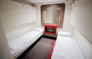 découvrez la cabine méridionale, un havre de paix pour vos vacances. située au cœur de paysages ensoleillés, elle offre un cadre idéal pour se détendre et profiter de la nature. réveillez-vous avec le chant des oiseaux et laissez-vous séduire par l'authenticité de notre hébergement confortable, parfait pour recharger vos batteries.
