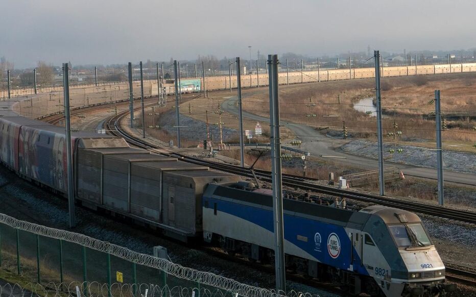 découvrez les avantages de voyager via l'eurotunnel : un trajet rapide et confortable entre la france et le royaume-uni. explorez les différentes options de voyage et profitez d'une aventure unique à travers la manche.