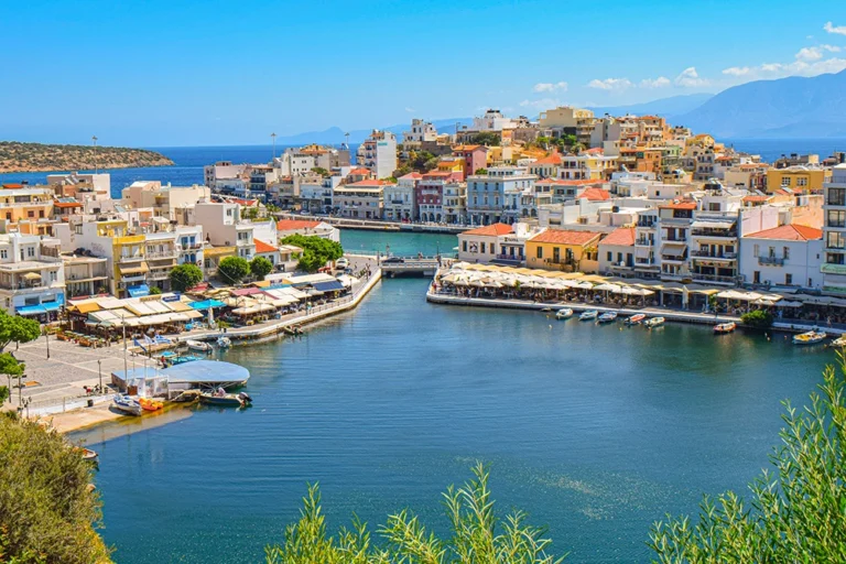 découvrez la magie de la crète, une île méditerranéenne riche en histoire, paysages à couper le souffle et traditions culturelles. explorez ses plages idylliques, ses villages pittoresques et savourez une cuisine délicieuse qui fera de votre séjour une expérience inoubliable.