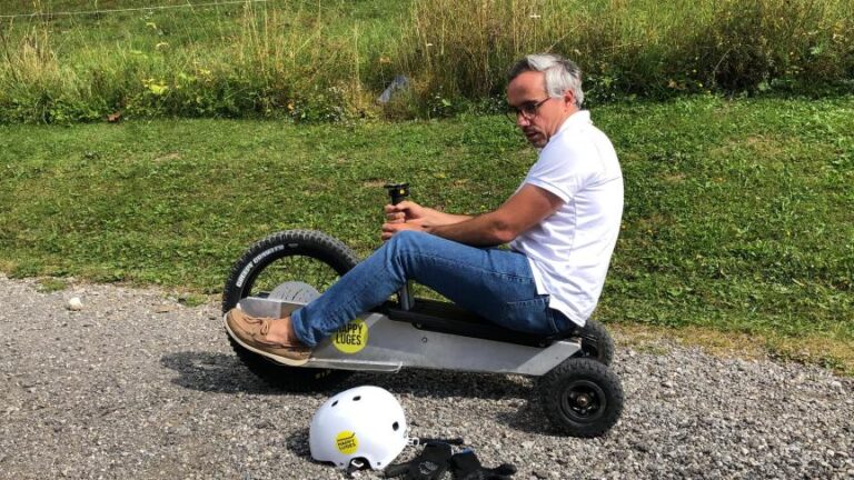 découvrez les dernières tendances en matière de luge estivale ! explorez les modèles innovants, les designs colorés et les activités de plein air palpitantes qui rendent la luge estivale incontournable. que vous soyez en famille ou entre amis, trouvez l'inspiration pour des moments fun et rafraîchissants cet été !